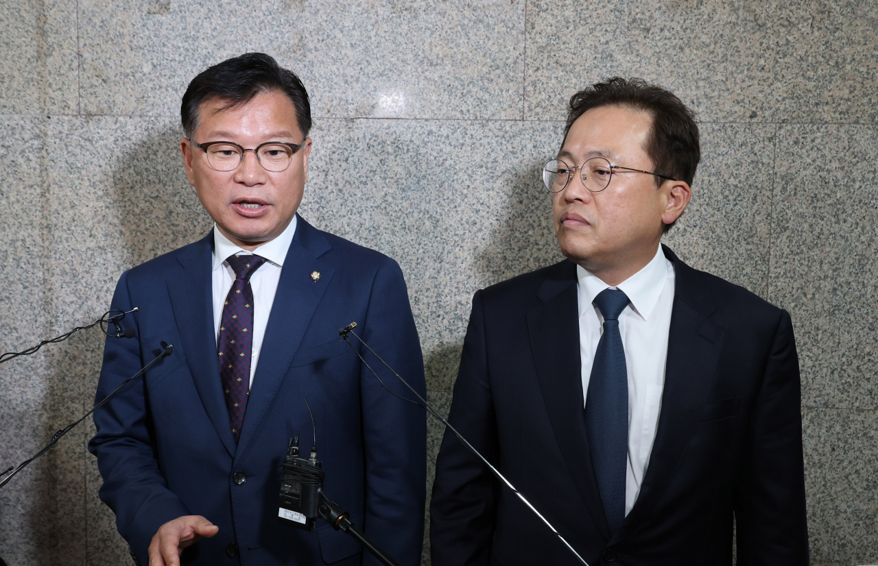 이양수 국민의힘 원내수석부대표(왼쪽)와 송기헌 더불어민주당 원내수석부대표가 1일 오전 서울 여의도 국회에서 회동을 마치고 기자들의 질문에 답하고 있다. [연합]