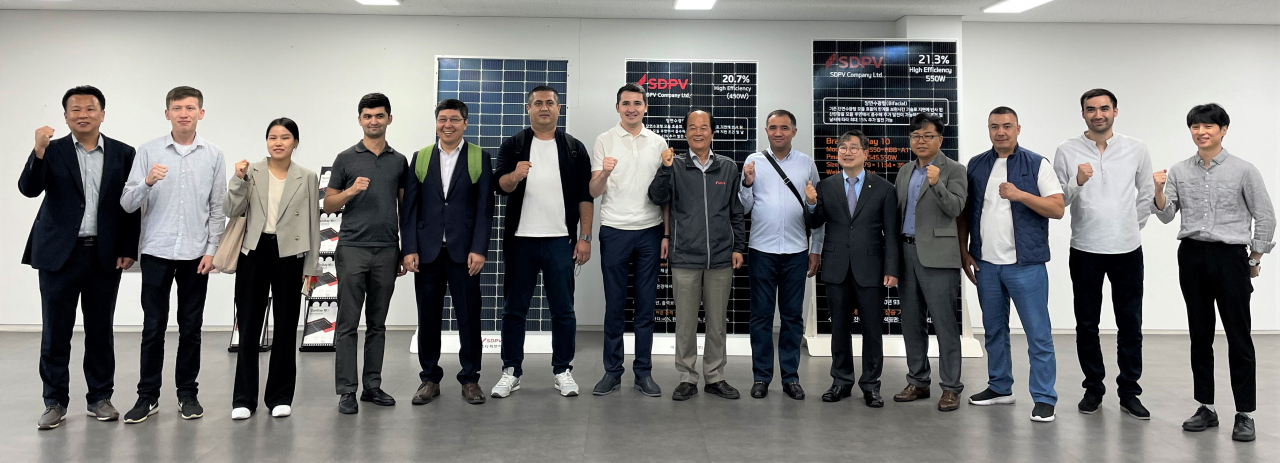 우즈베키스탄 관계자들이 강진에 있는 신재성 에너지 기업을 시찰했다
