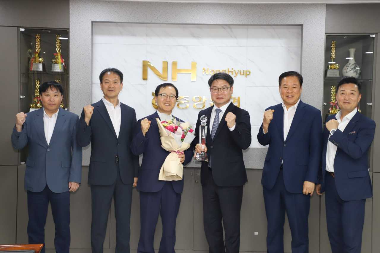 울산 중앙농협이 상호금융예수금 1조 5천억 원을 달성해 이상문 중앙농협 조합장(왼쪽 세 번째)과 관계자들이 농협중앙회로부터 달성탑을 수상하고 있다. [사진=NH농협 울산본부]
