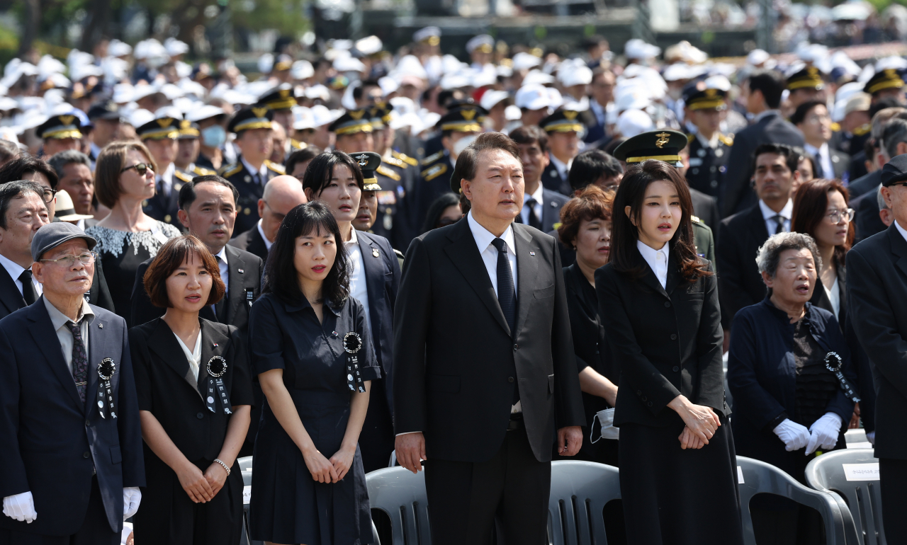윤석열 대통령 내외와 6·25 전사자 및 군인·경찰·해경·소방 순직자들의 유가족 등이 6일 서울 동작구 국립서울현충원에서 열린 제68회 현충일 추념식에서 애국가를 부르고 있다. [연합]