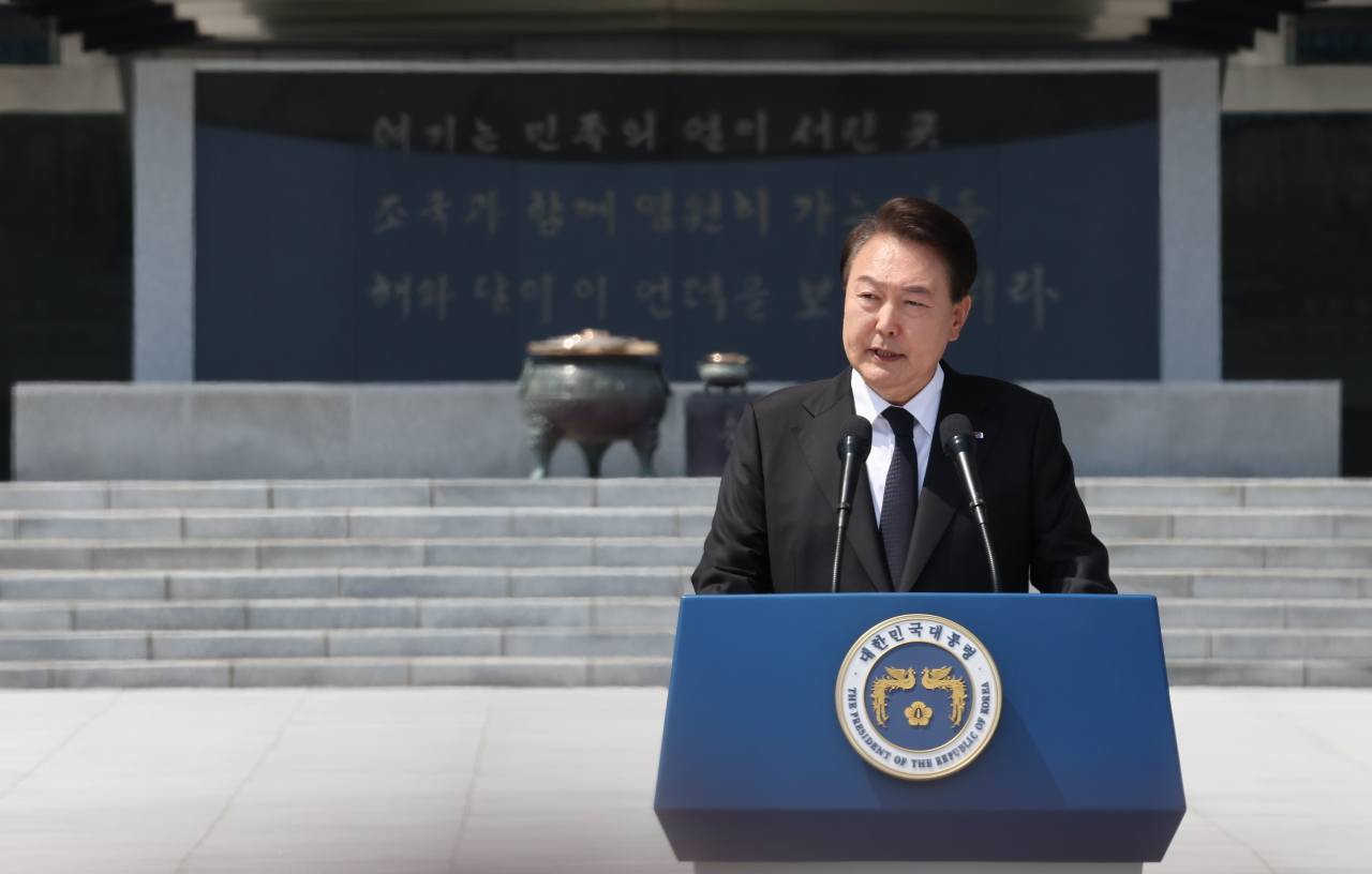 윤석열 대통령이 6일 서울 동작구 국립서울현충원에서 열린 제68회 현충일 추념식에서 추념사를 하고 있다. [연합]