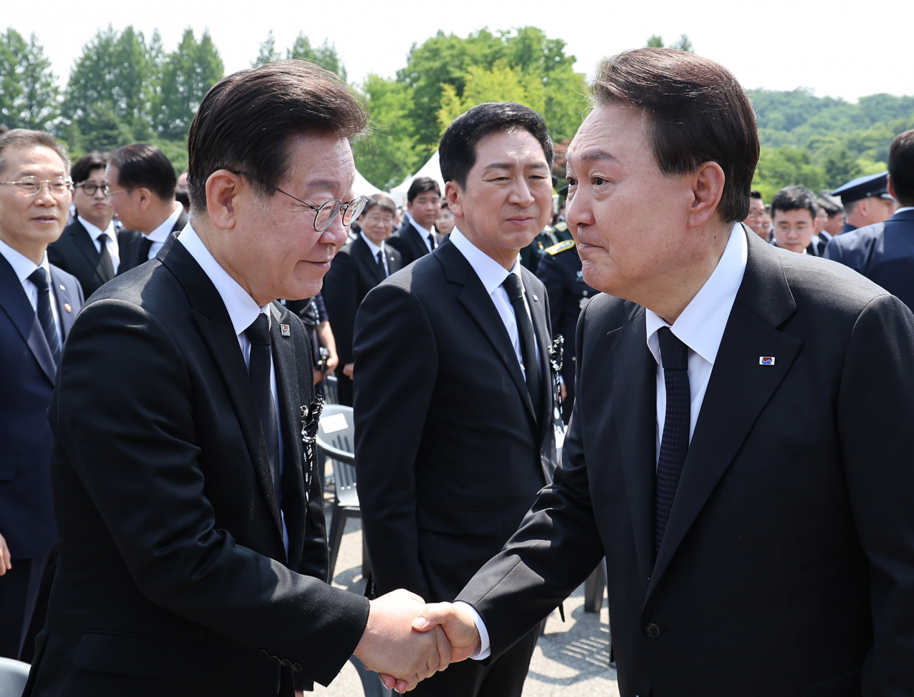 윤석열 대통령이 6일 서울 동작구 국립서울현충원에서 열린 제68회 현충일 추념식에서 더불어민주당 이재명 대표와 인사하고 있다. [연합]