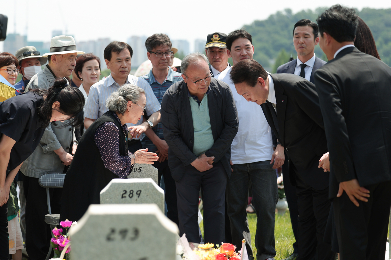 윤석열 대통령과 김건희 여사가 6일 서울 동작구 국립서울현충원에서 열린 제68회 현충일 추념식에 참석한 뒤 베트남전 전사자 묘역을 방문, 참배객들과 대화하고 있다. [연합]