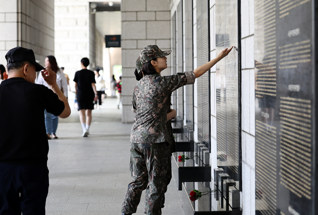 현충일인 6일 서울 용산구 전쟁기념관에서 군인들이 전사자 명비를 살피고 있다. 연합뉴스