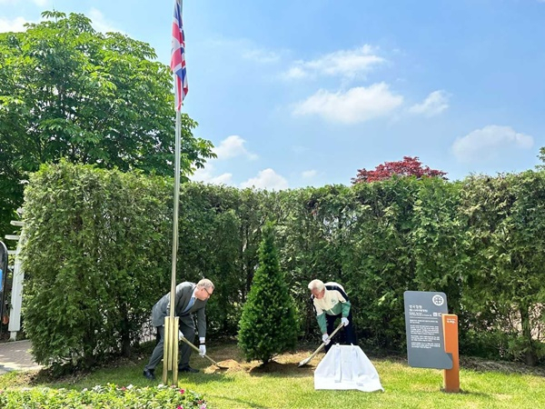 주한 영국대사(왼쪽)와 천제영 순천만정원박람회 사무국장이 6일 기념 식수를 하고 있다.