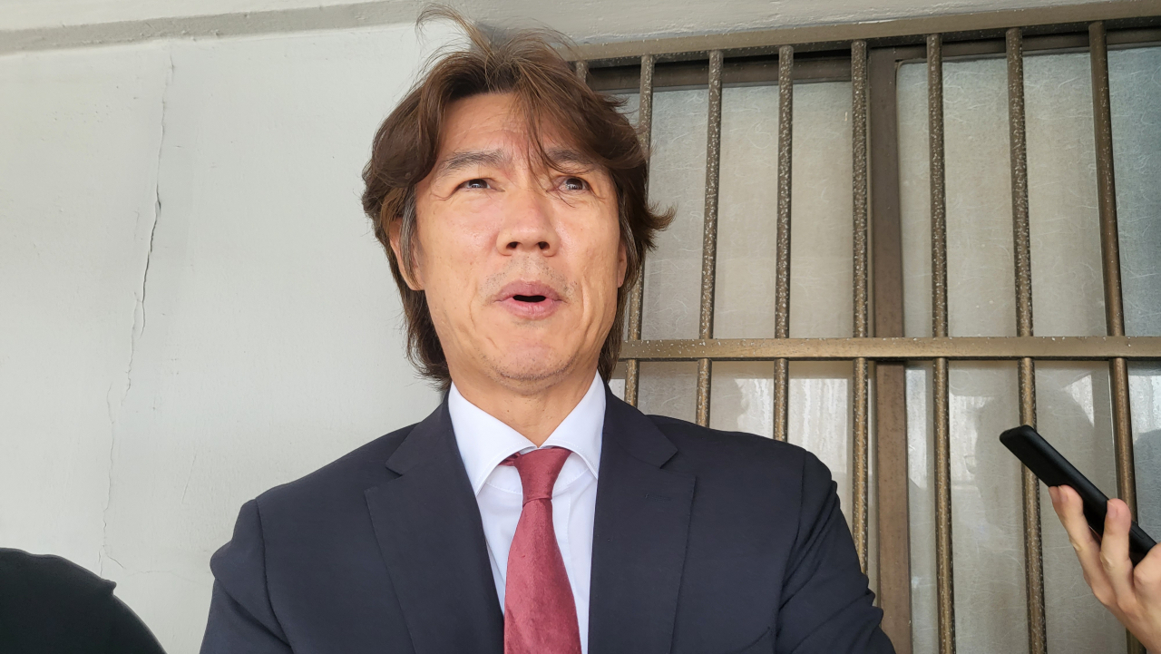 울산 현대 홍명보 감독이 6일 경기 수원시 수원종합운동장에서 취재진과 인터뷰하고 있다. [연합]