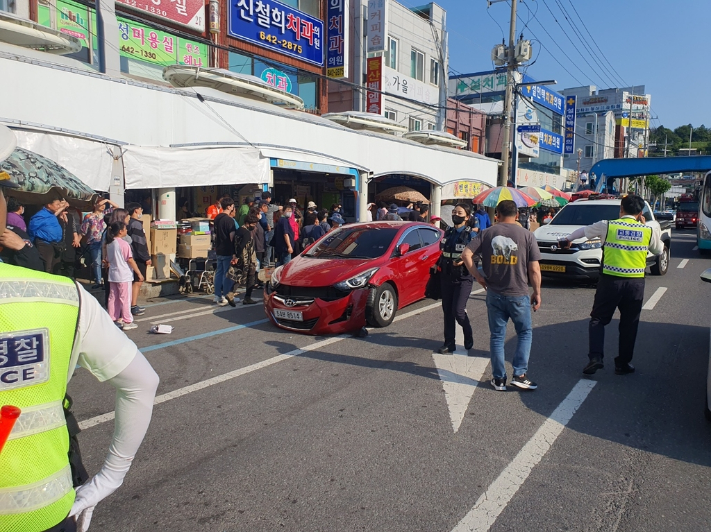 여수 시장서 노점 덮친 승용차[연합]