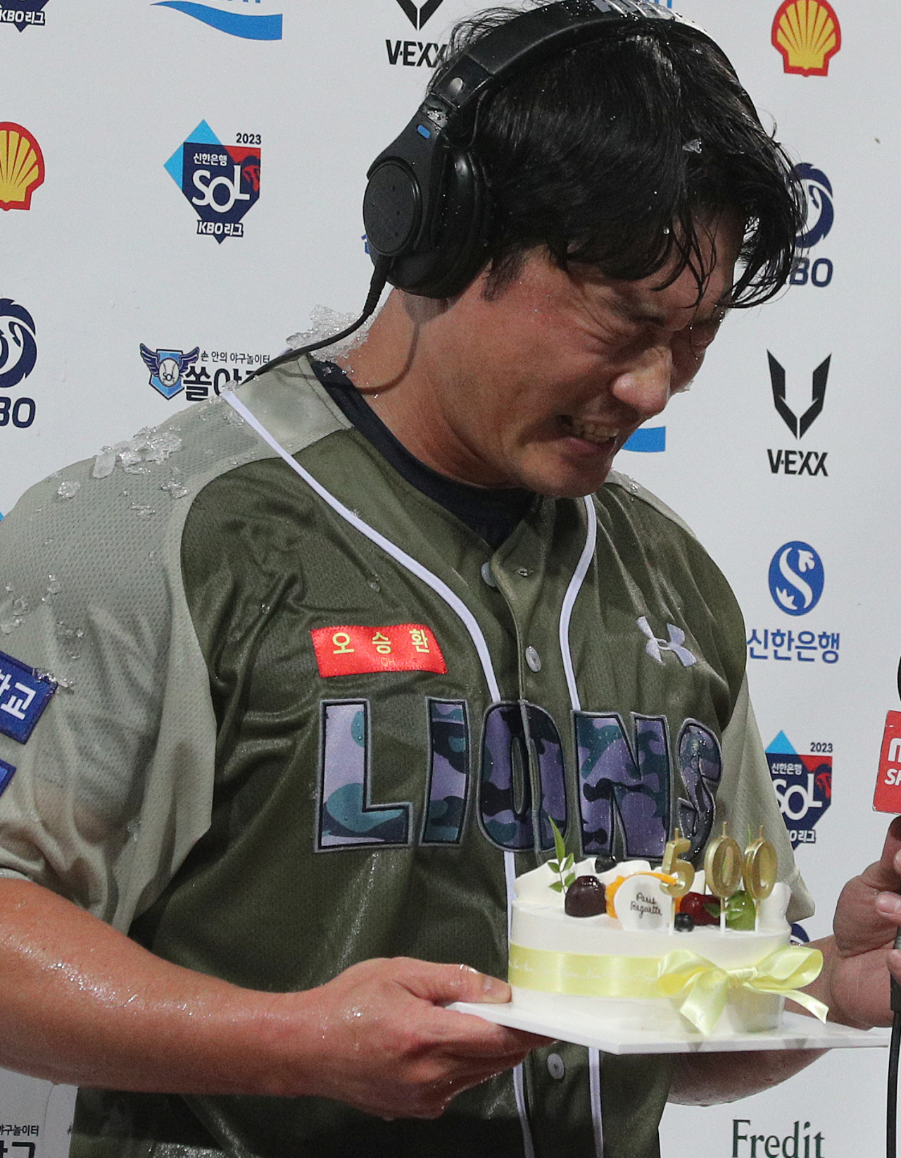 오승환이 경기 후 인터뷰에서 축하 케이크와 함께 동료들의 얼음물 세례를 받고 있다.연합뉴스