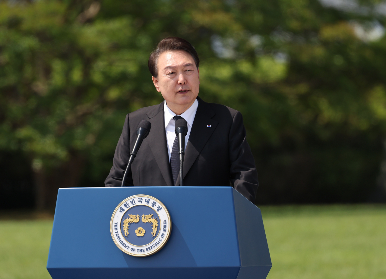 윤석열 대통령이 6일 서울 동작구 국립서울현충원에서 열린 제68회 현충일 추념식에서 추념사를 하고 있다. [연합]