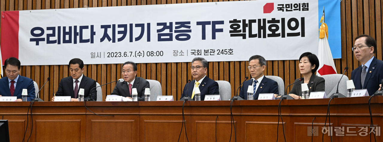 국민의힘 우리바다 지키기 검증 TF 확대회의가 7일 서울 영등포구 여의도 국회의사당 본청에서 열리고 있다. 왼쪽부터 성일종 TF 위원장, 박대출 정책위의장, 윤재옥 원내대표, 박진 외교부 장관, 이종호 과학기술정보통신부 장관, 한화진 환경부 장관, 조승환 해양수산부 장관. 임세준 기자