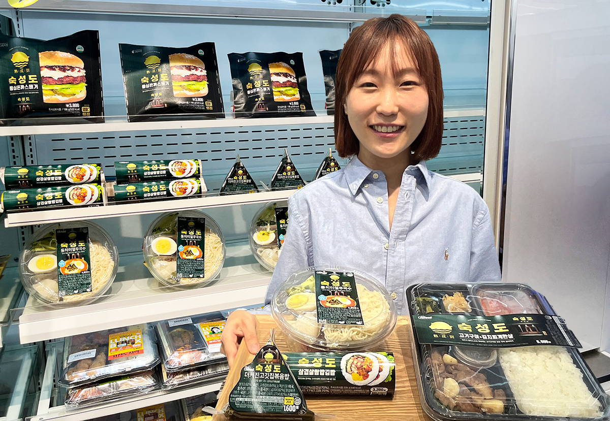 세븐일레븐이 제주 흑돼지 식당 ‘숙성도’와 협업해 RMR(레스토랑간편식) 제품 5종을 선보였다. 모델이 제품들을 소개하고 있다. [세븐일레븐 제공]