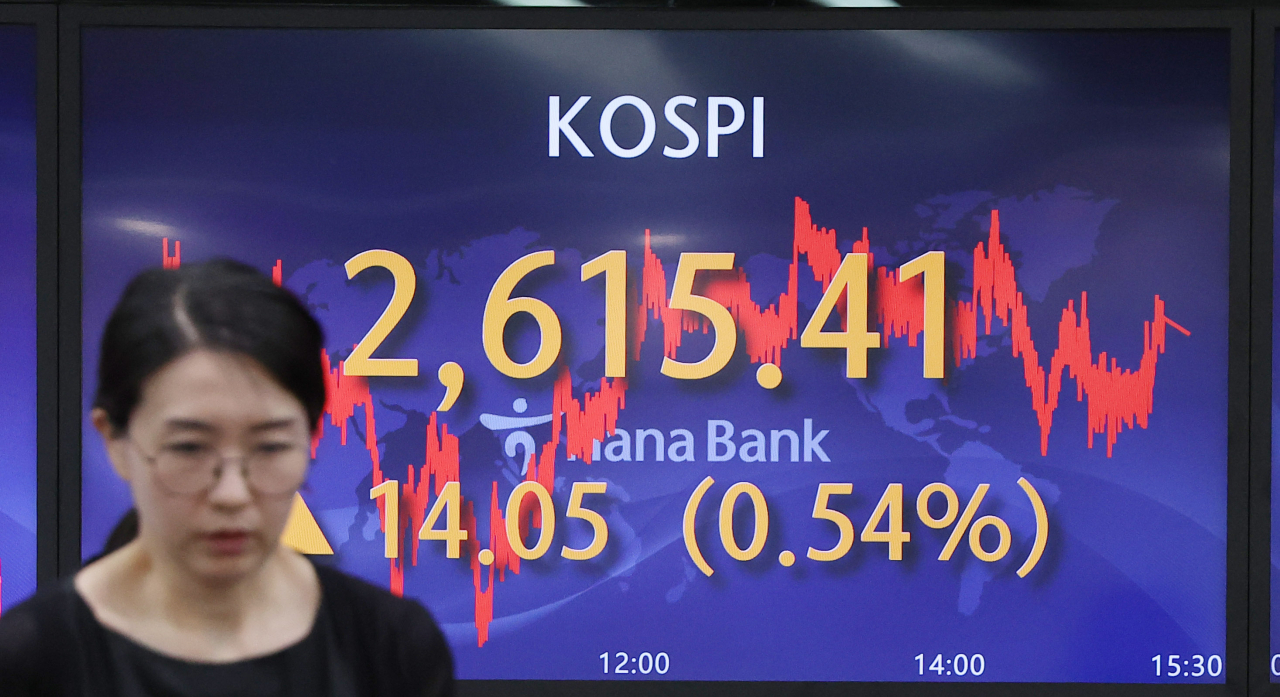 An electronic board showing the Korea Composite Stock Price Index at a dealing room of the Hana Bank headquarters in Seoul on Wednesday. (Yonhap)