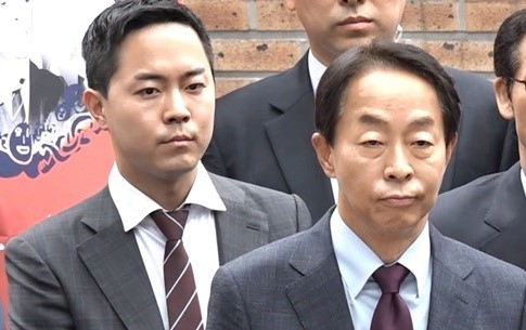 김인규 대통령실 정무수석실 행정관과 김현철 김영삼민주센터 이사장. [김영삼민주센터]
