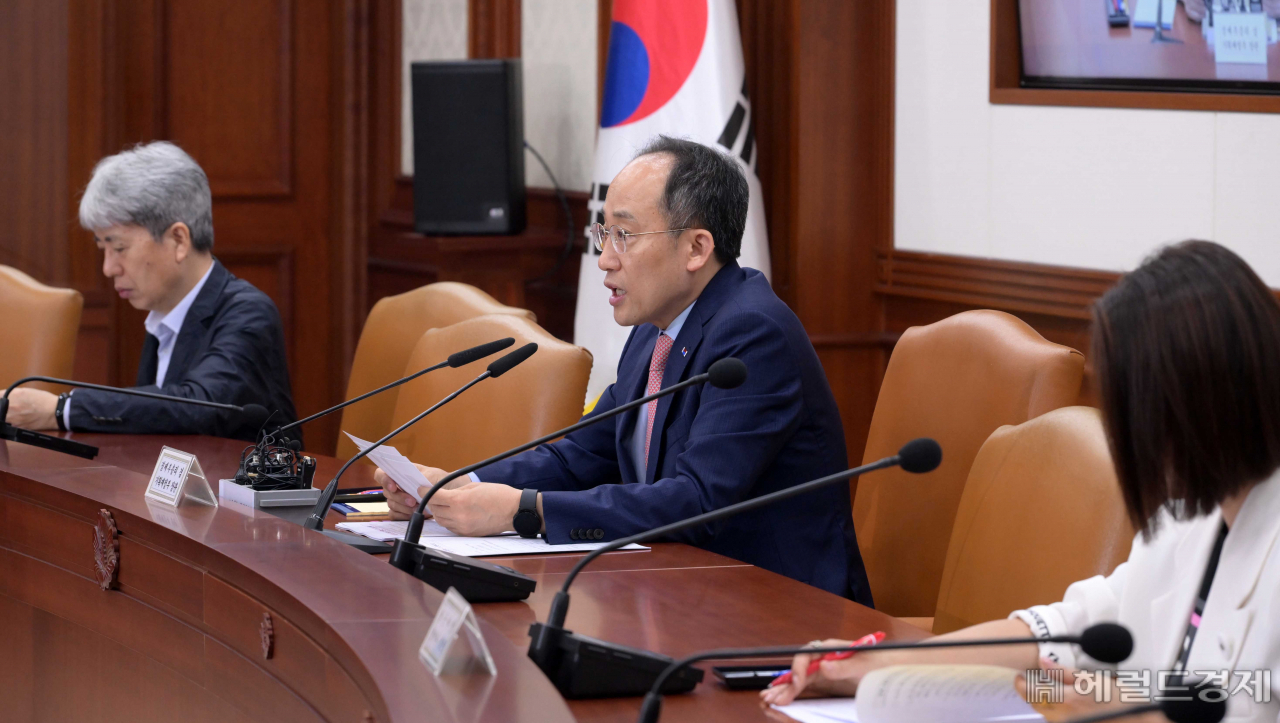 추경호 부총리 겸 기획재정부 장관이 7일 오전 서울 정부서울청사 영상회의실에서 열린 제7차 경제 규제혁신 TF회의에 참석해 모두발언을 하고 있다. 이상섭 기자