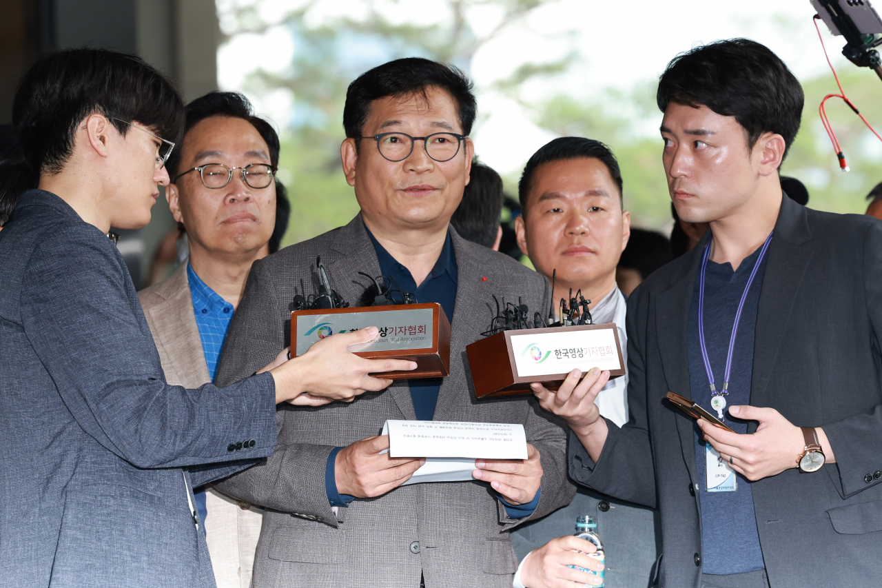 더불어민주당 '전당대회 돈봉투 의혹'과 관련해 송영길 전 대표가 7일 서울 서초구 서울중앙지방검찰청에 자진 출석해 취재진의 질문에 답하고 있다. 연합뉴스