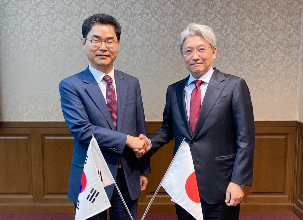 김창기(왼쪽) 국세청장이 지난 5일(현지시간) 일본 도쿄에서 열린 제27차 한·일 국세청장 회의에 앞서 사카타 와타루(阪田 涉) 일본 국세청장과 기념촬영을 하고 있다. [국세청 제공]