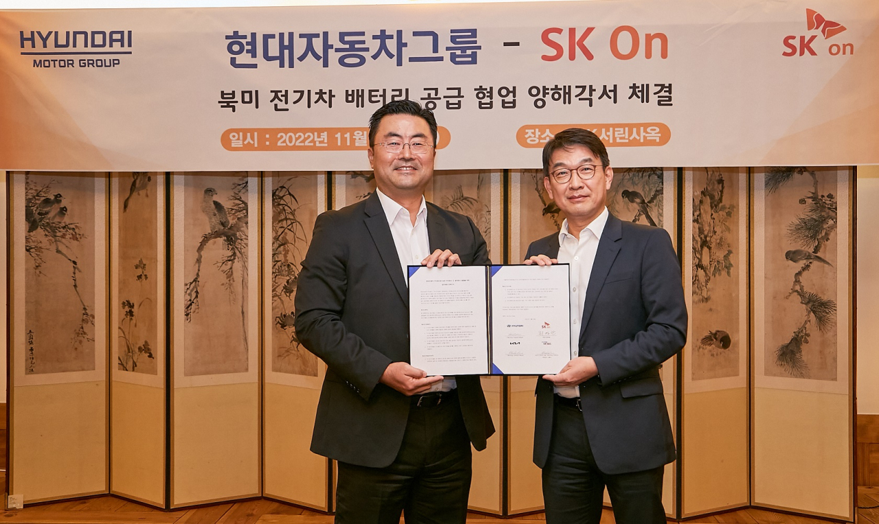 최영찬(오른쪽) SK온 사장과 김흥수 현대차그룹 GSO(Global Strategy Office) 담당 부사장이 지난해 11월 서울 종로구 SK서린사옥에서 ‘북미 전기차 배터리 공급 협업’ 양해각서를 체결하고 있다. [SK온 제공]