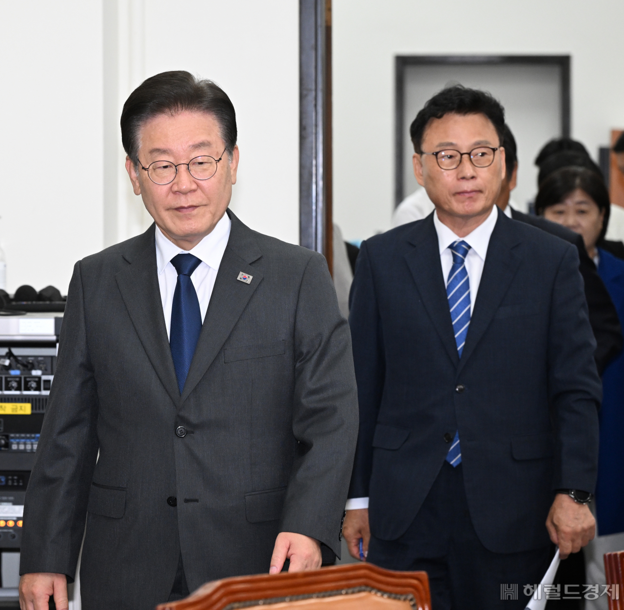 현충일 추념식에서 최원일 전 천안함장에게 항의를 받은 이재명(왼쪽) 더불어민주당 당대표와 박광온 원내대표가 최고위원회의에 함께 참석하고 있는 가운데 두 사람의 표정이 어둡다.