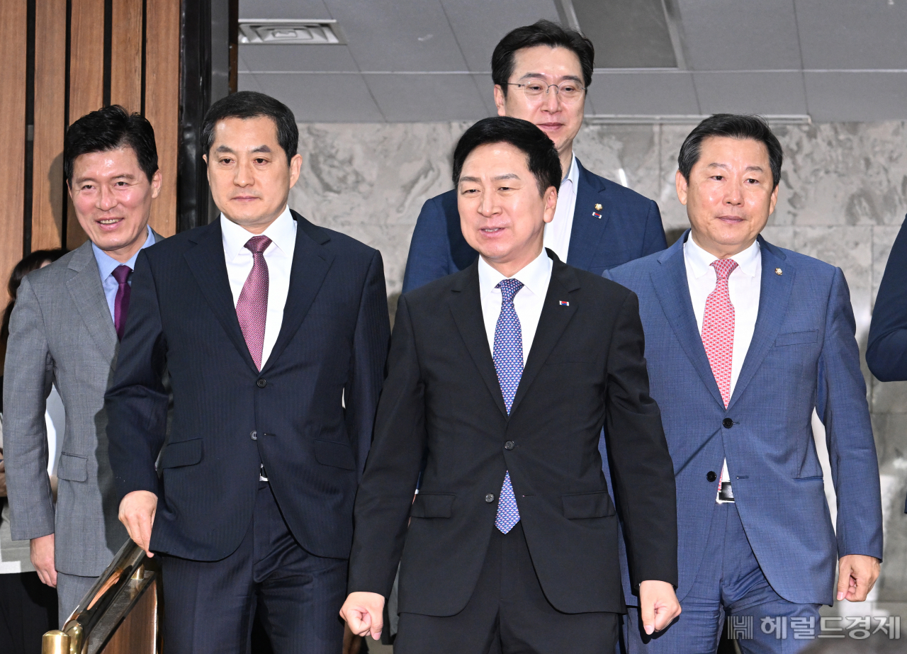 국민의힘 확대당직자회의가 7일 서울 영등포구 여의도 국회의사당 본청에서 열린 가운데 김기현 당대표를 비롯한 지도부가 입장하고 있다. 임세준 기자