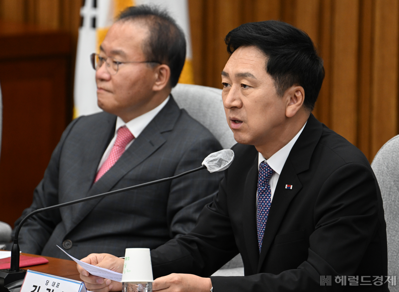 김기현 국민의힘 당대표가 7일 서울 영등포구 여의도 국회의사당 본청에서 열린 국민의힘 확대당직자회의에 참석해 발언하고 있다. 임세준 기자