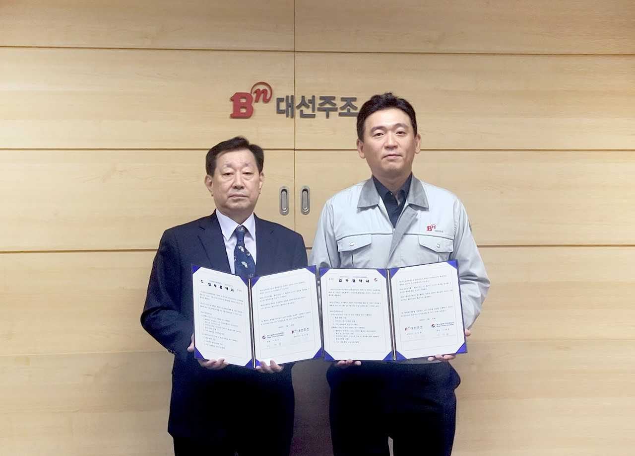 (왼쪽부터) 이태섭 부산시관광협회장과 조우현 대선주조 대표가 7일 오전 대선주조 본사에서 업무협약을 체결하고 있다. [사진=대선주조]