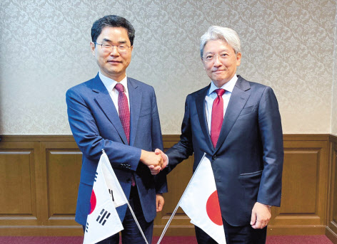김창기(왼쪽) 국세청장이 지난 5일(현지시간) 일본 도쿄에서 열린 제27차 한·일 국세청장 회의에 앞서 사카타 와타루(阪田 涉) 일본 국세청장과 기념촬영을 하고 있다. [국세청 제공]