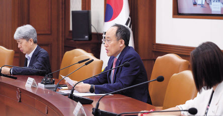 추경호 부총리 겸 기획재정부 장관이 7일 오전 서울 정부서울청사 영상회의실에서 열린 제7차 경제 규제혁신 TF회의에 참석해 모두발언을 하고 있다. 이상섭 기자