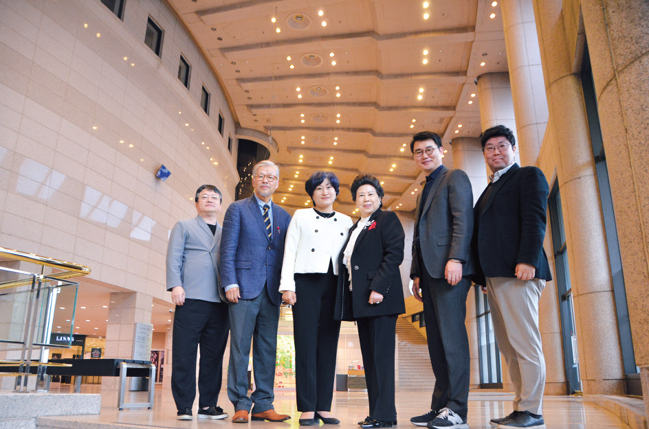 이강호(왼쪽부터) 라벨라오페라단 단장, 장수동 서울오페라앙상블 단장, 지은주 대전오페라단, 양수화 글로리아오페라단 단장, 육성호 아트로 대표, 박경태 오페라팩토리 대표 [대한민국 오페라축제추진단 사무국 제공]