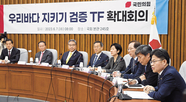 후쿠시마 오염수 관련 부처 장관이 참석한 가운데 국민의힘 우리바다 지키기 검증 TF 확대회의가 7일 국회에서 열리고 있다. 왼쪽부터 박대출 국민의힘 정책위의장, 윤재옥 원내대표, 박진 외교부 장관, 이종호 과학기술정보통신부 장관, 한화진 환경부 장관, 조승환 해양수산부 장관, 박구연 국무조정실 제1차장, 유국희 원자력안전위원회 위원장. 임세준 기자
