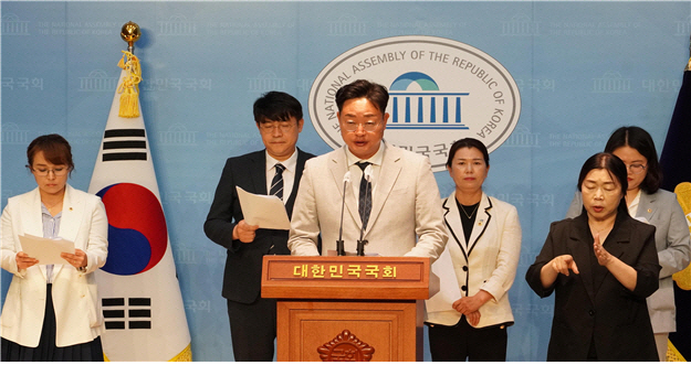 지난 5일 국회 소통관에서 열린 기자회견에서 나광국 전남도의원이 더불어민주당 광역의원네트워크를 통해 전남 민생조례 2건을 전국 시도의회서 공동발의하겠다고 밝히고 있다.[전라남도의회 제공]