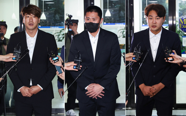 2023 월드베이스볼클래식(WBC) 기간에 음주해 논란을 빚은 프로야구 선수들이 7일 서울 강남구 도곡동 야구회관에서 열린 상벌위원회에 출석하기 전 취재진과 인터뷰하고 있다. 왼쪽부터 김광현(SSG 랜더스), 이용찬(NC 다이노스), 정철원(두산 베어스). [연합]