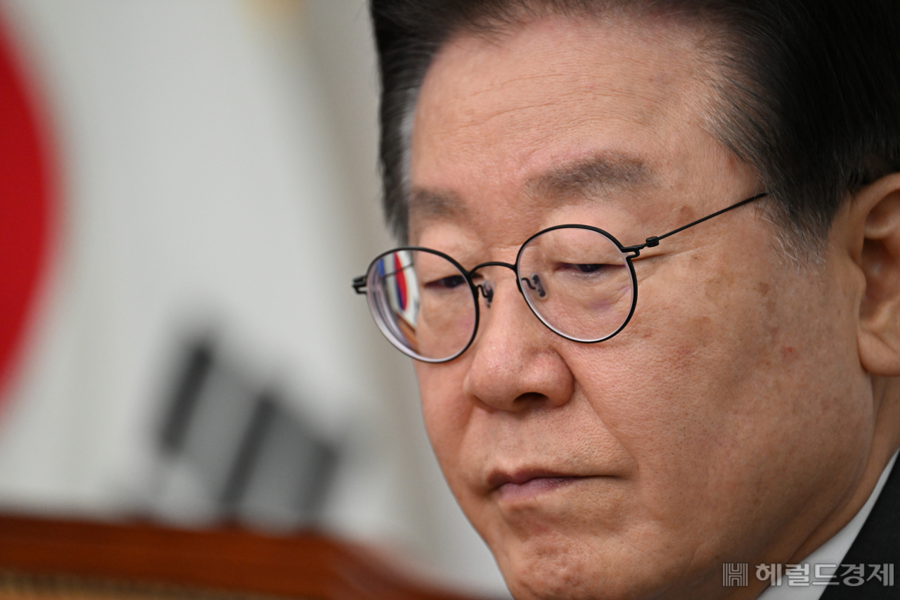 이재명 더불어민주당 당대표가 7일 서울 영등포구 여의도 국회의사당 본청에서 열린 더불어민주당 최고위원회의에 참석하고 있는 가운데 굳은 표정을 짓고 있다. 임세준 기자