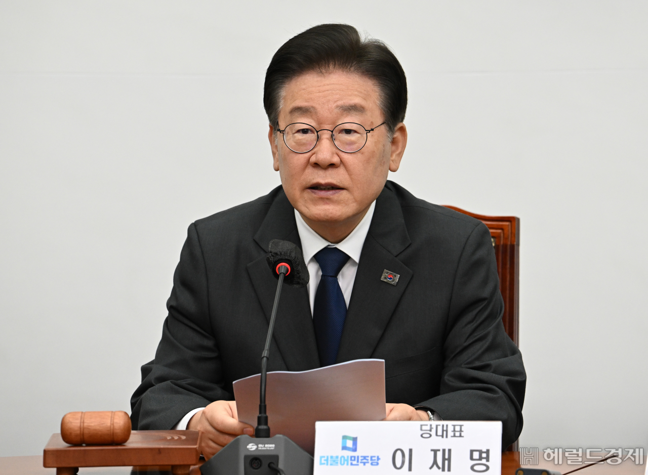 최고위원회의에 참석해 발언하는 이재명 대표.