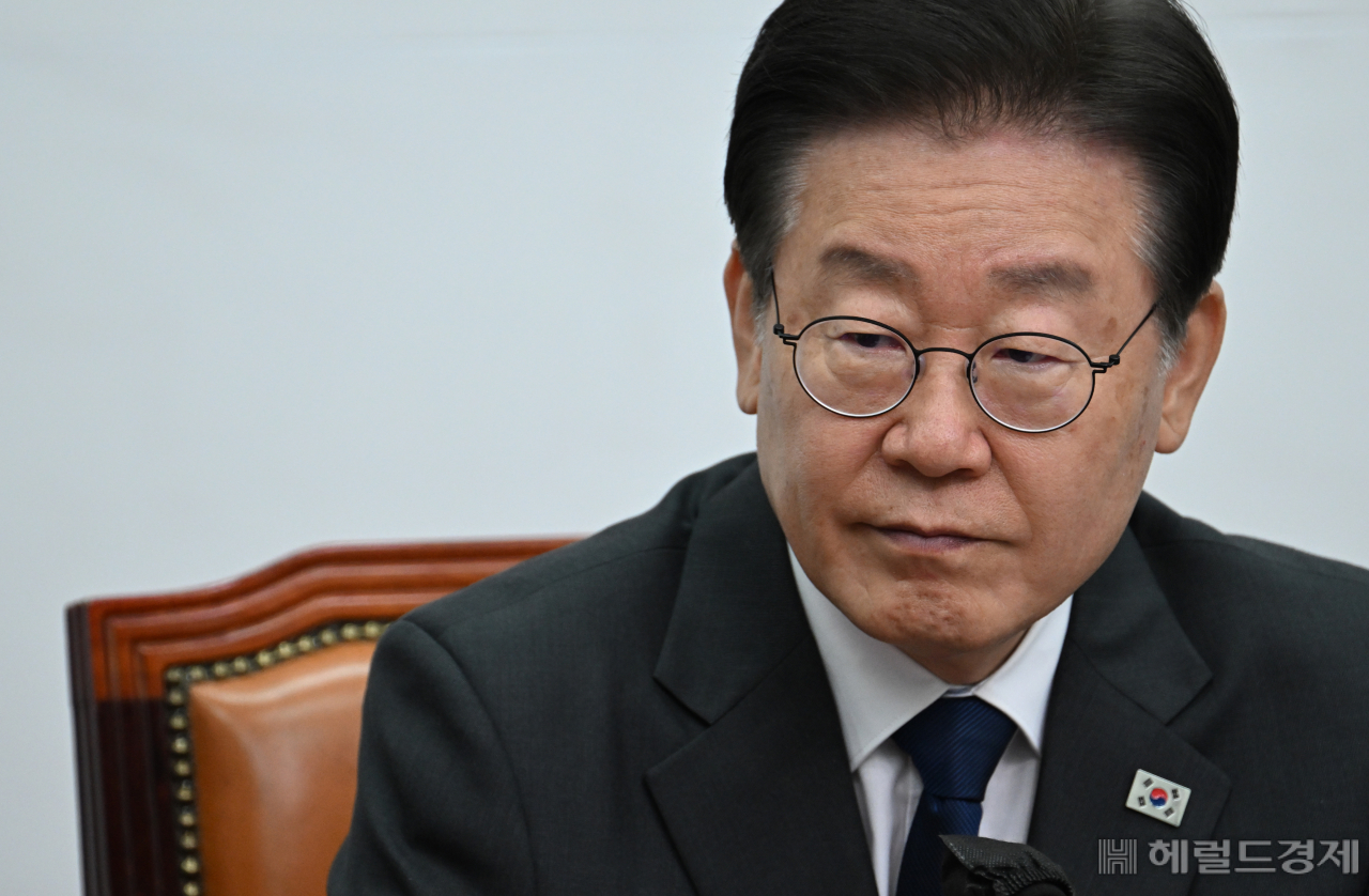 최고위원회의 도중 어두운 표정을 짓는 이재명 대표.
