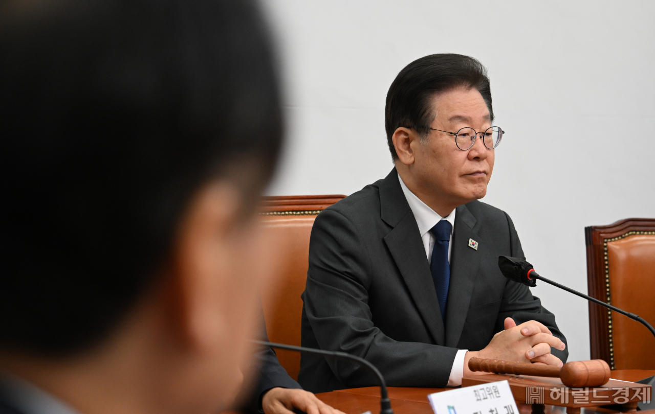 최고위원들의 발언이 이어지는 가운데 무거운 표정의 이재명 대표.