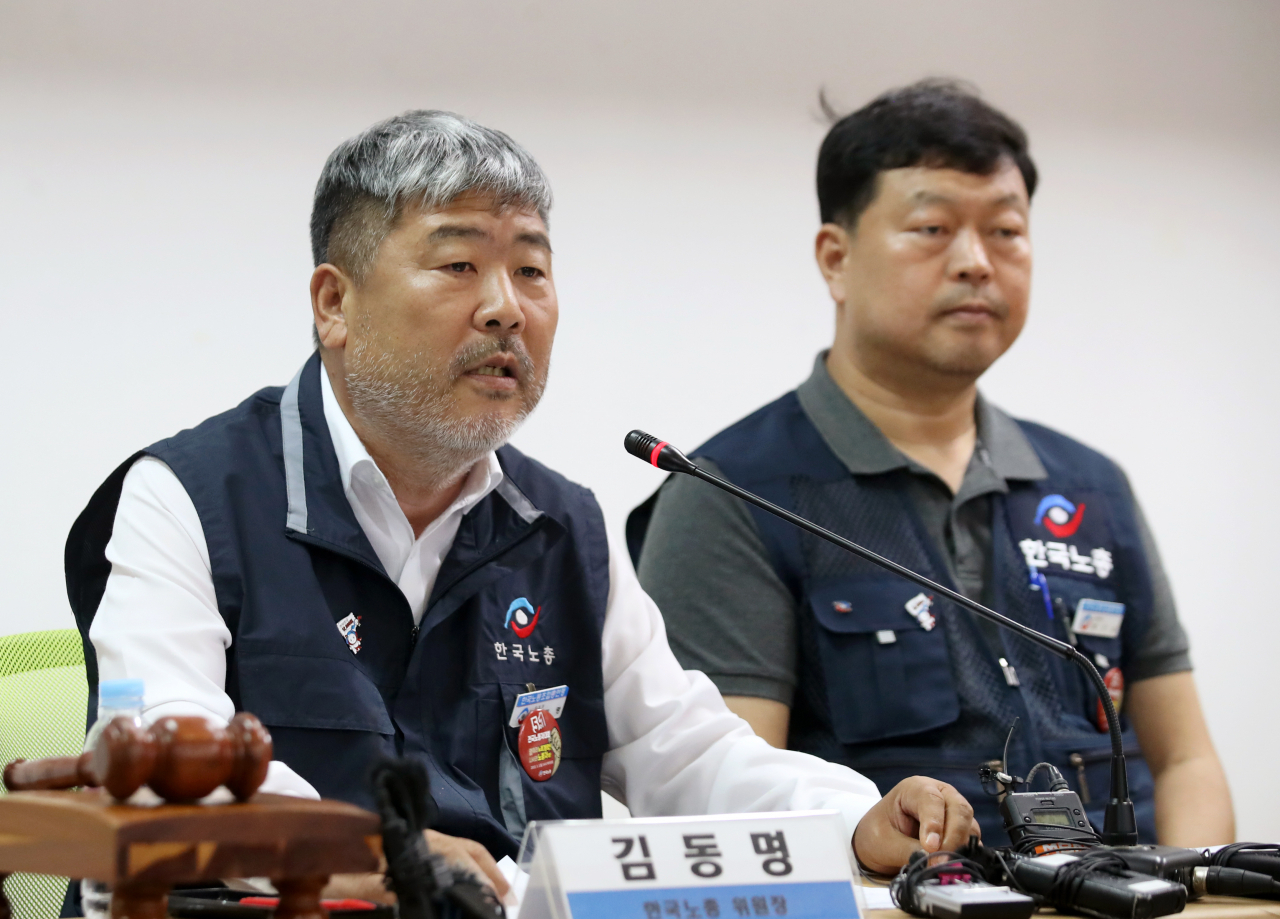 한국노총 김동명 위원장이 7일 오후 전남 광양시 중동 한국노총 전남 광양지역지부 회의실에서 열린 긴급 중앙집행위원회에서 발언하고 있다. [연합]