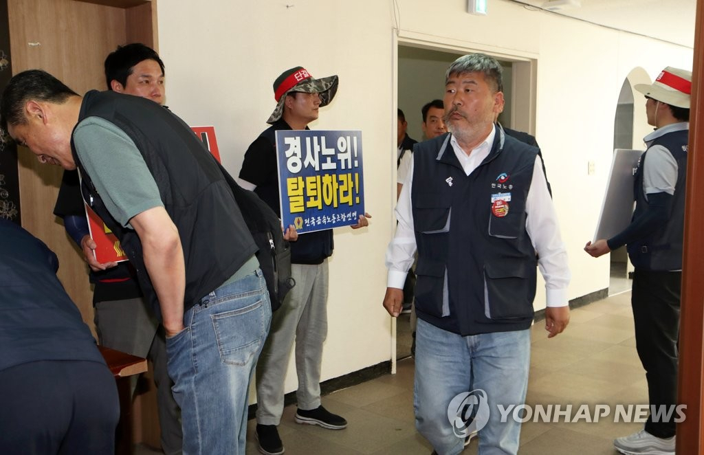 한국노총 김동명 위원장과 위원들이 7일 오후 전남 광양시 중동 한국노총 전남 광양지역지부 회의실에서 열린 한국경제사회노동위원회(경사노위) 불참·탈퇴 여부를 논의하는 긴급 중앙집행위원회에 참석하고 있다.[연합]