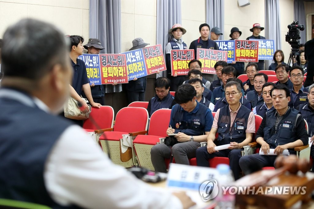 7일 오후 전남 광양시 중동 한국노총 전남 광양지역지부 회의실에서 한국노총 김동명 위원장과 참석 위원들이 한국경제사회노동위원회(경사노위) 불참·탈퇴 여부를 논의하는 긴급 중앙집행위원회를 열고 있다.[연합]