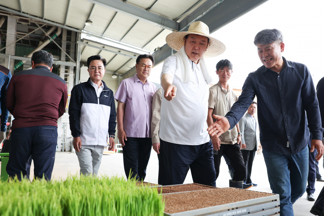 윤석열 대통령이 7일 충남 부여군 임천면의 '꿈에영농조합법인' 모내기 현장을 방문, 벼 모판을 살펴보고 있다. [연합]