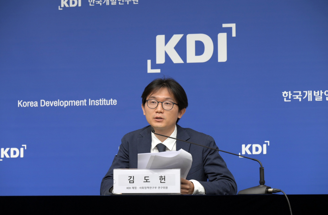 김도헌 한국개발연구원(KDI) 연구위원은 7일 정부세종청사에서 '길어지는 연금 공백기에 대한 대응 방안'이라는 제목의 보고서를 발표, 의료비 지출이 많은 가구에 대한 지원책을 마련해야 한다고 제언했다.