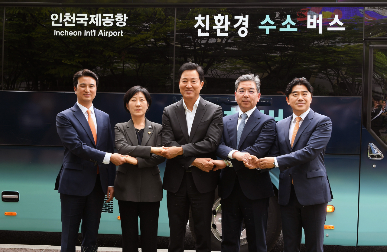 추형욱(왼쪽부터) SK E&S 사장, 한화진 환경부장관, 오세훈 서울시장, 장재훈 현대차 사장, 이종호 티맵모빌리티 사장이 수소버스 앞에서 기념 촬영을 하고 있다. [현대자동차 제공]