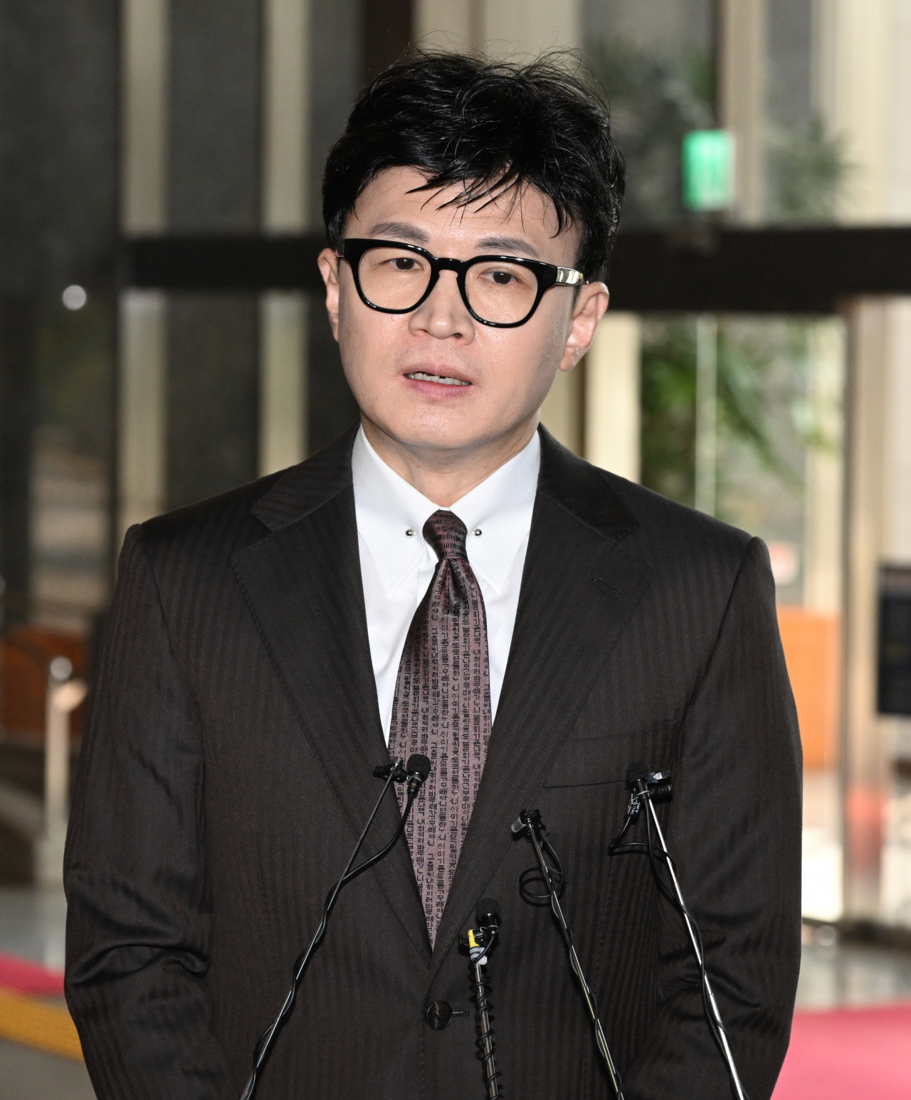 한동훈 법무부장관이 16일 서울 영등포구 여의도 국회의사당에서 열리는 국회 법제사법위원회 전체회의에 참석하기 위해 들어서며 취재진과 질의응답을 하고 있다. [연합]