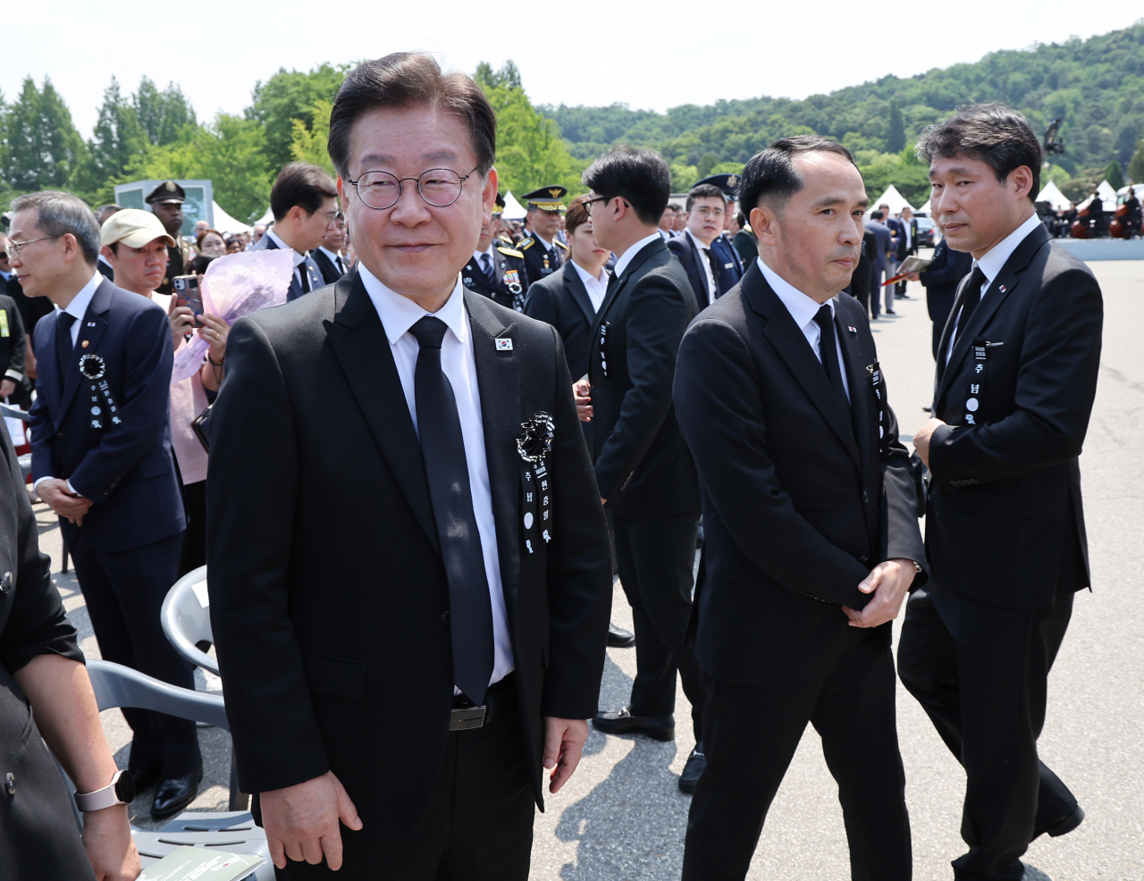 더불어민주당 이재명 대표(왼쪽)가 6일 서울 동작구 국립서울현충원에서 열린 제68회 현충일 추념식장에서 최원일 전 천안함장(가운데)으로부터 항의를 받은 뒤 돌아서고 있다. [연합]