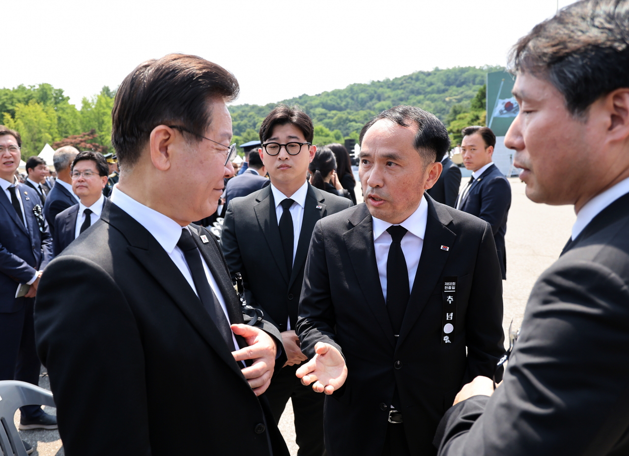 더불어민주당 이재명 대표가 6일 서울 동작구 국립서울현충원에서 열린 제68회 현충일 추념식장에서 추념식이 끝난 뒤 최원일 전 천안함장으로부터 항의를 받고 있다. [연합]