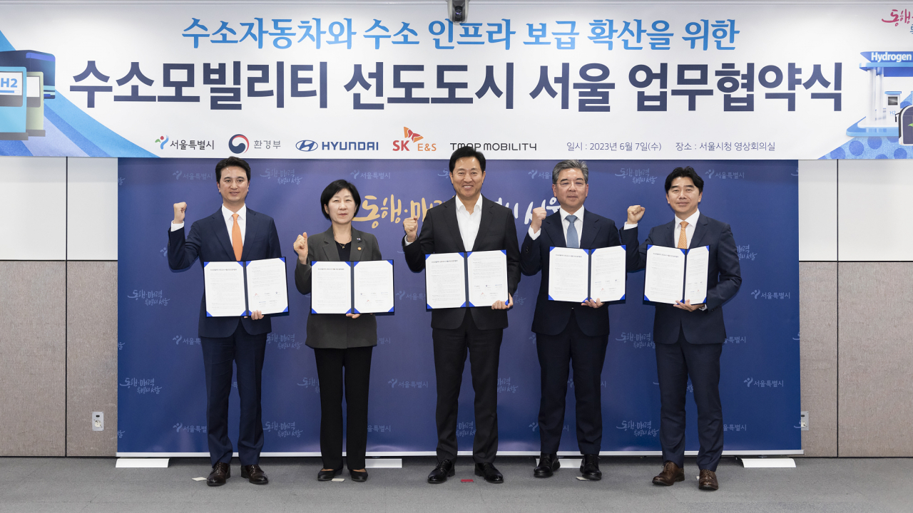왼쪽부터 추형욱 SK E&S 대표이사 사장, 한화진 환경부 장관, 오세훈 서울시장, 장재훈 현대자동차 대표이사 사장, 이종호 티맵모빌리티 대표이사 [SK E&S 제공]