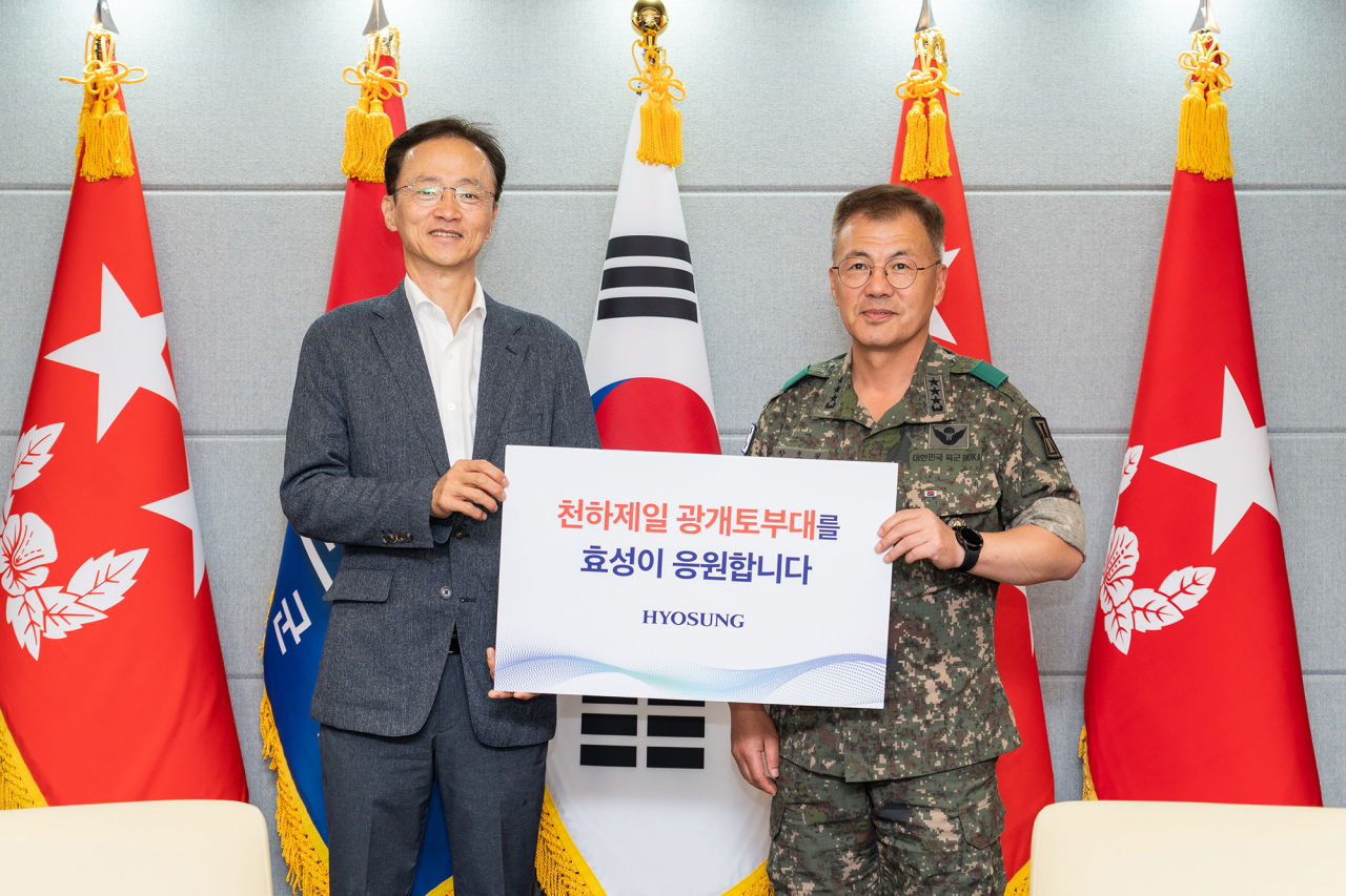 효성이 7일 오전 육군 1군단 광개토부대를 방문해 위문금과 육군 장병 복리후생 지원금을 전달했다. 왼쪽부터 이정원 효성 커뮤니케이션 실장, 강호필 육군 1군단장. [효성 제공]