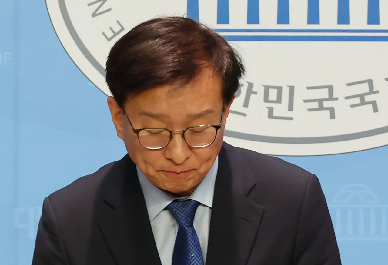 권칠승 더불어민주당 수석대변인이 7일 오전 국회 소통관에서 최원일 전 천안함 함장 비난 발언과 관련해 유감 표명을 하며 고개 숙여 사과하고 있다. [연합]