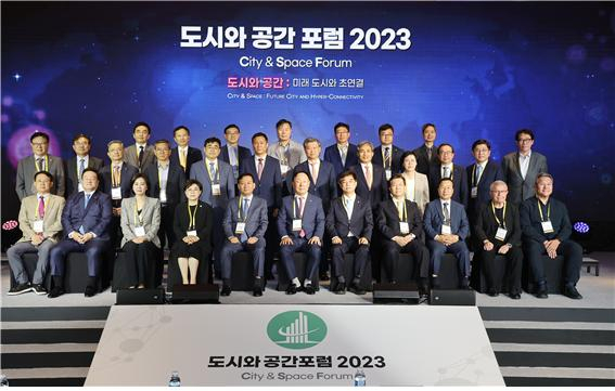 「제3회 도시와 공간 포럼(CSF) 2023」 참석자들이 기념촬영을 하고 있다. (앞줄 왼쪽부터) 윤두현 국민의힘 의원, 박승준 대한경제 대표이사, 허은아 국민의힘 의원, 김정재 국민의힘 의원, 이광재 국회 사무총장, 김상수 대한경제 이사회 의장, 김병욱 더불어민주당 의원, 박영빈 건설공제조합 이사장, 이충재 한국건설산업연구원 원장, 다니엘 리베스킨트 스튜디오리베스킨트 대표, 이의성 모포시스 아시아 총괄 이사(가운데 왼쪽부터)윤영구 한국건설기술인협회장,이민걸 법무법인 화우 변호사,이한준 한국토지주택공사(LH) 사장, 김중희 건경 리더스포럼 회장, 백승달 무역보험공사 부사장, 차수환 금융감독원 부원장보 허창언 보험개발원장, 조인호 대한기계설비건설협회 회장, 이선미 대한주택관리사협회 회장, 이강훈 KIND 사장, 김기동 법무법인 로백스 대표변호사, 박희윤 HDC현대산업개발 전무(뒷줄 왼쪽부터)장영호 한국부동산분양협회 회장, 정문철 KB국민은행 부행장, 방명세 정림씨엠건축사사무소 대표, 조만현 한국주택관리협회장, 김성진 법무법인 태평양 대표변호사, 이종혁 한국공인중개사협회장, 존홍 서울대학교 교수 [사진=대한경제 제공]