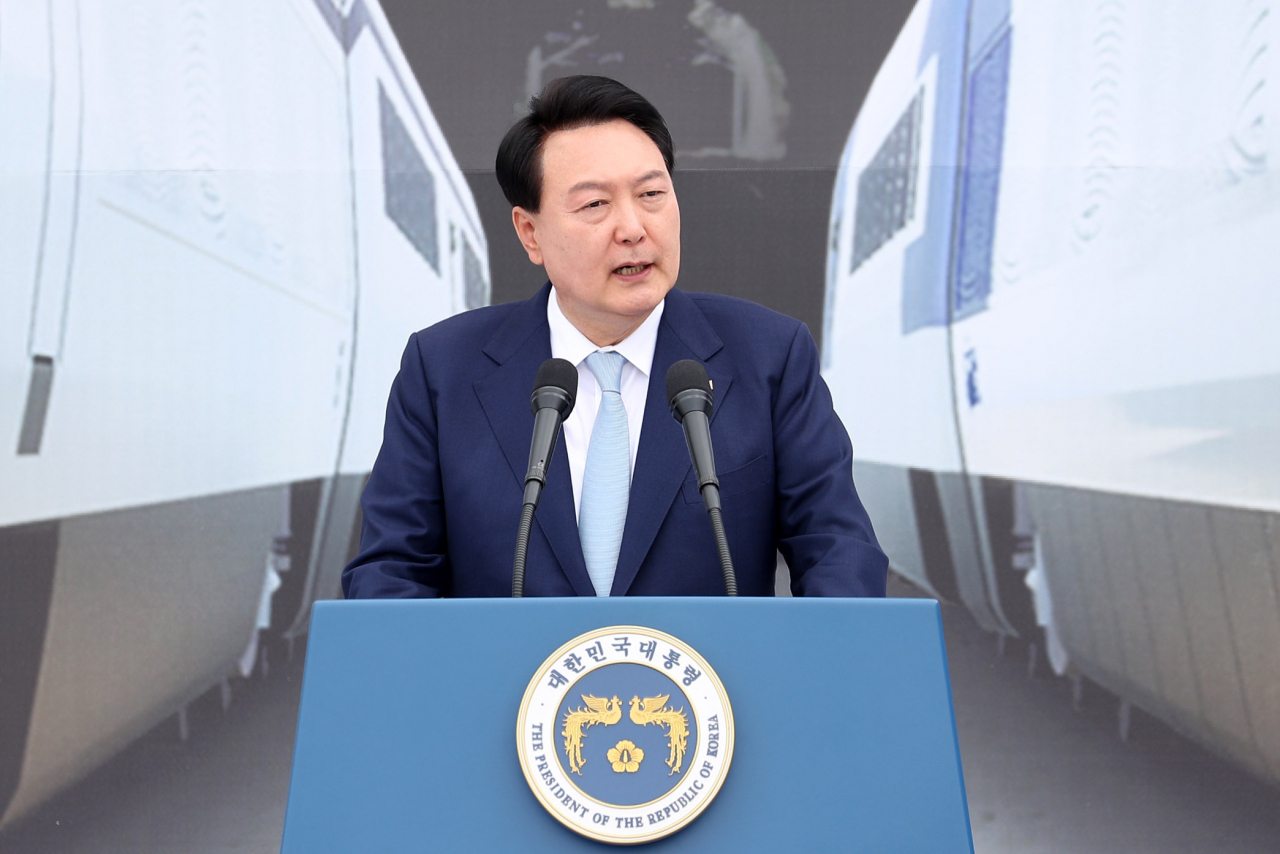 윤석열 대통령이 7일 충북 청주시 청원구 문화제조창 중앙광장에서 열린 평택-오송 고속철도 2복선화 사업 착공 기념식에서 기념사를 하고 있다. [연합]