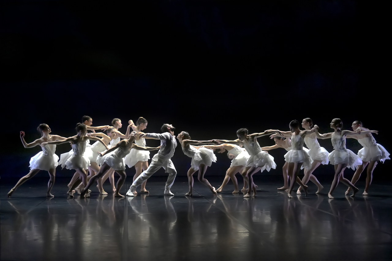 Angelin Preljocaj‘s “Swan Lake” (LG Arts Center)